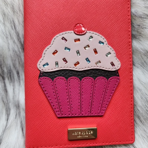 Kate Spade "Take the Cake" Imogen Passport Cover - Picture 2 of 8